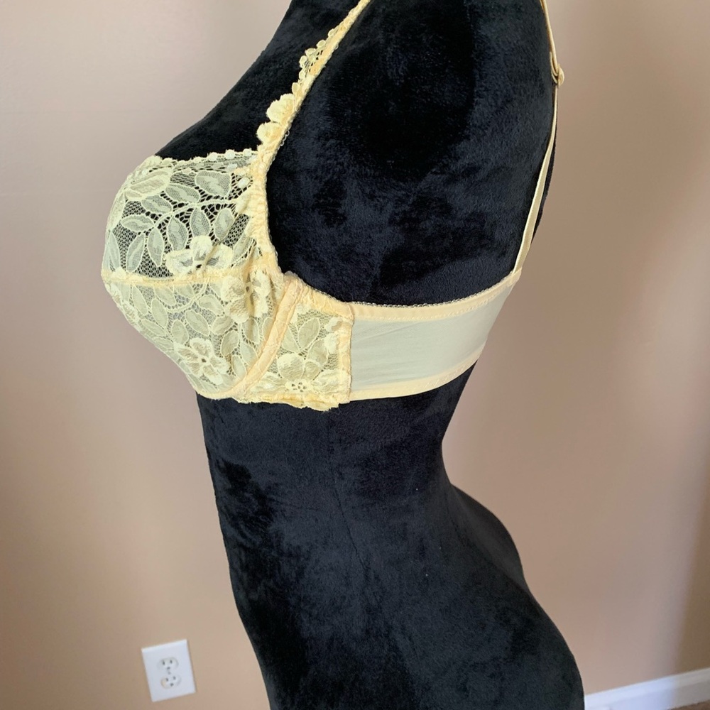 Victoria's Secret Lace Underwire Bra in Cream - Picture 4 of 7